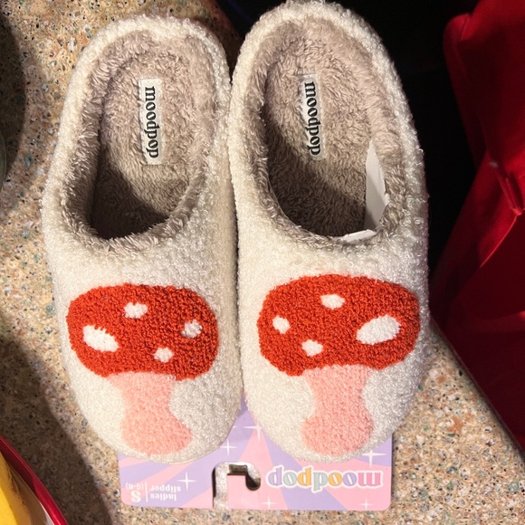 MOODPOP Mushroom Slippers - Picture 3 of 5